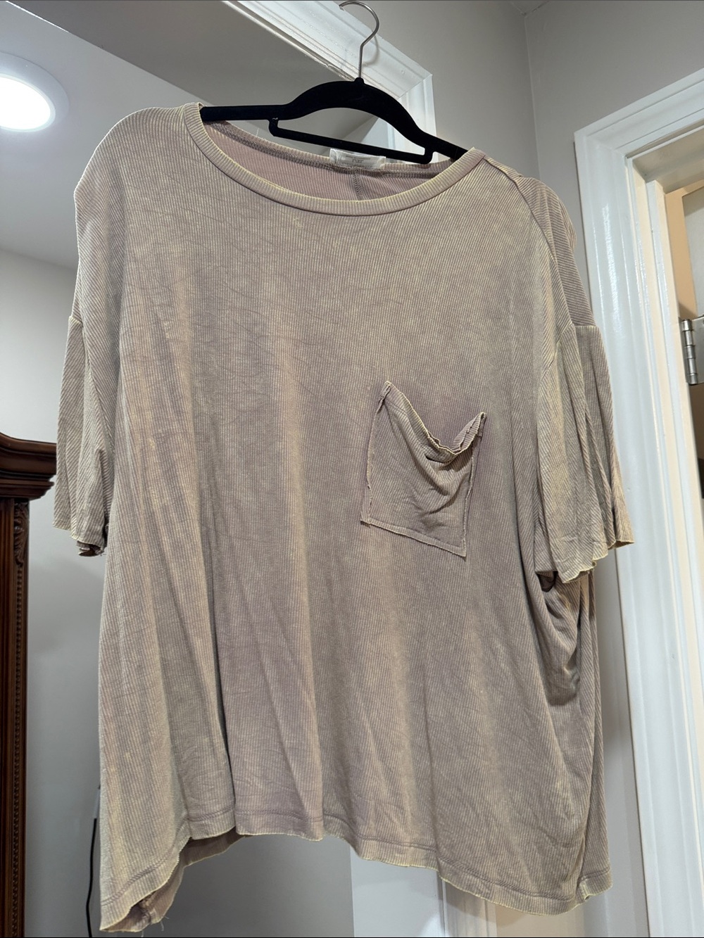 Women's Relaxed Pocket Tee in Taupe-Neutral